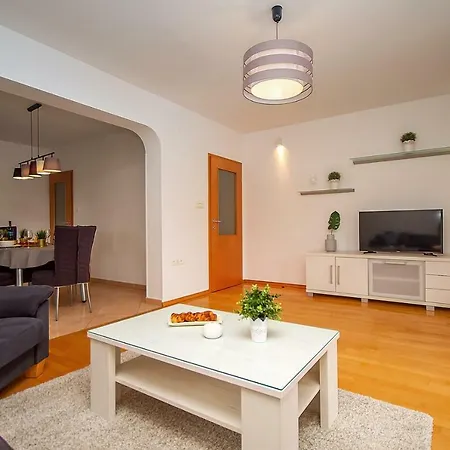 Bego Heated Pool With Jaccuzzi, Summer Kitchen, Garden Apartment